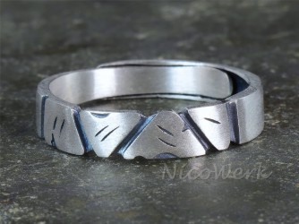 Silberring mit Struktur 